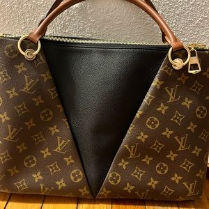 Like new Louis Vuitton V tote mm.